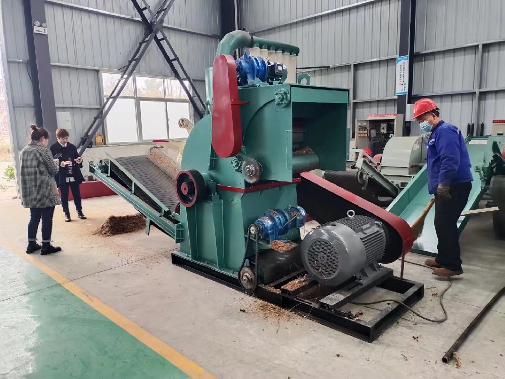 What should be done if the raw material for the wood crusher has excessive moisture content?