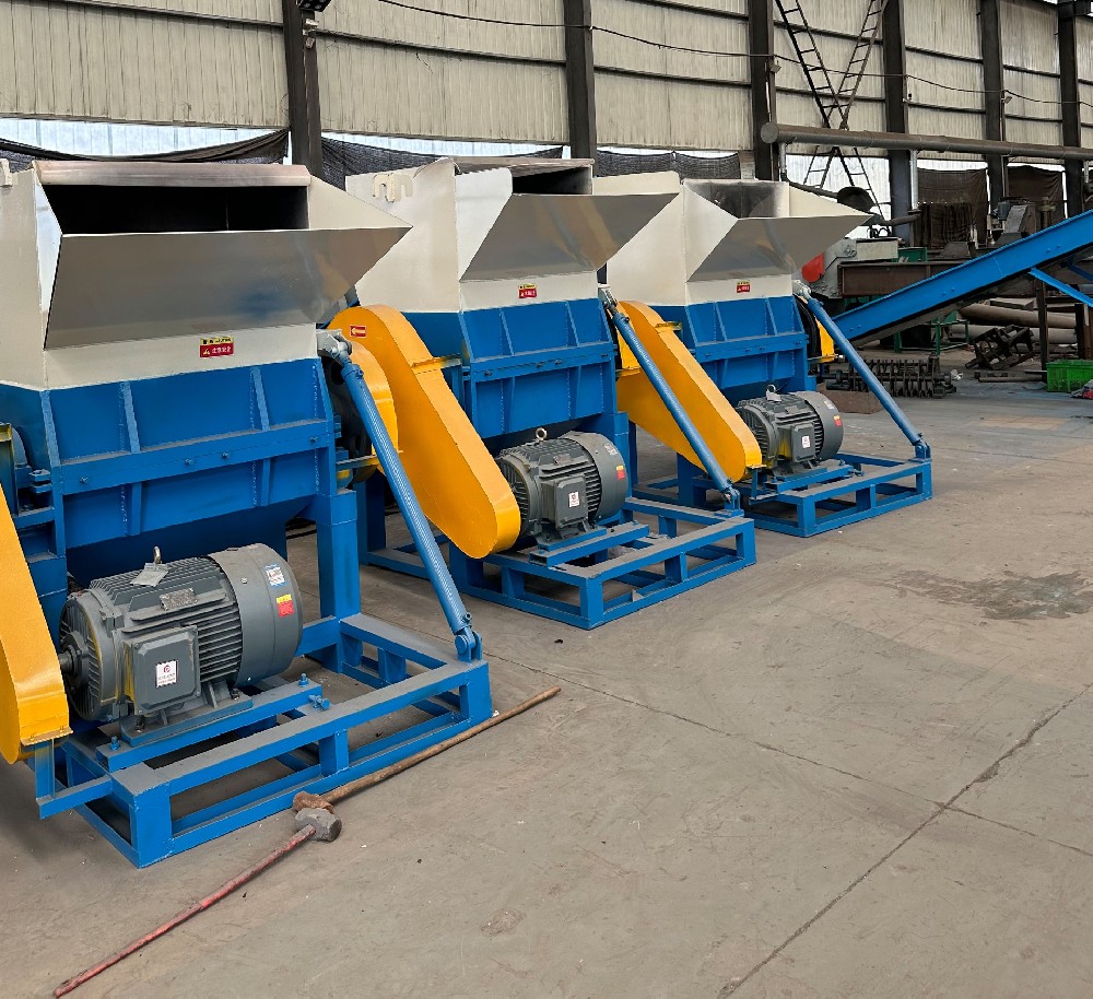 Large plastic crushing equipment